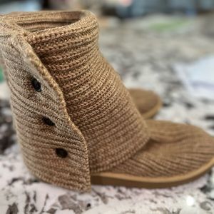 Womens Ugg Cardy tan boot. Size 9 never worn.